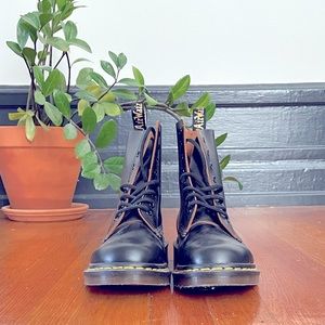1460 VINTAGE MADE IN ENGLAND LACE UP BOOTS